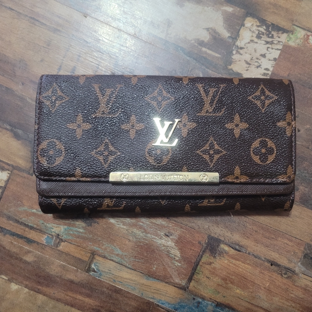No name wallet in excellent condition! Very good imposter.